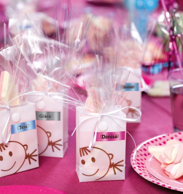 Kleine Geschenktüten, mit beschrifteten Etiketten von Dymo beklebt