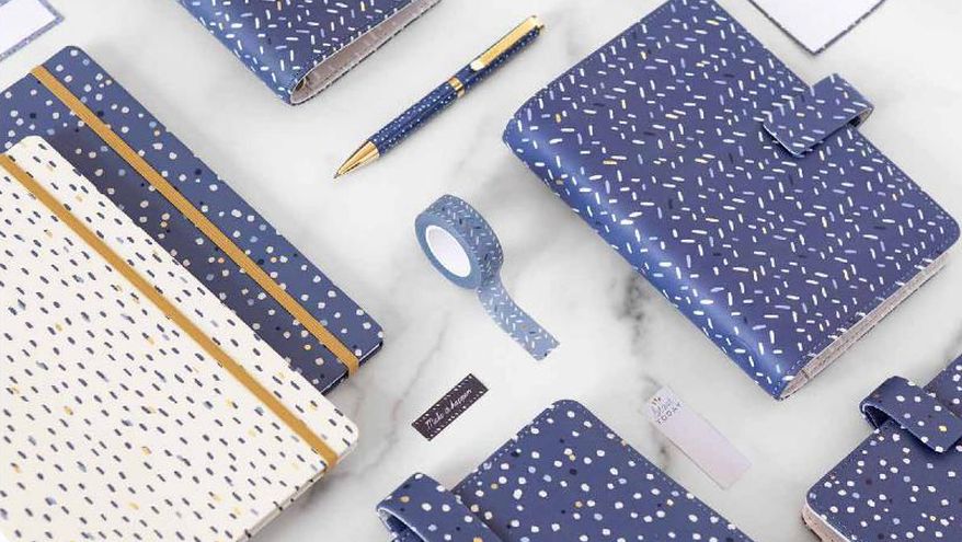 Mehrere Filofax Produkte in lila mit Punkten und Strichen, in gleicher Farbe ein Stift und Makingtape