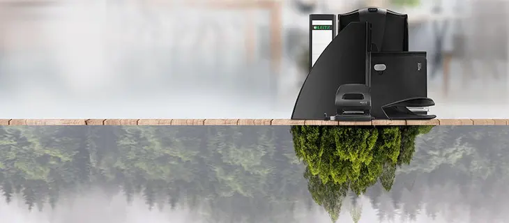 verschiedene Produkte aus der Leitz-Recycle-Serie, Spiegelung Bäume eines Waldes.