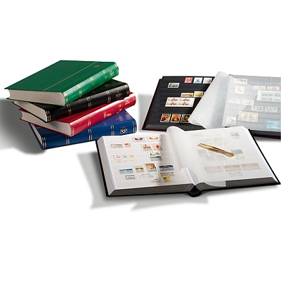 Stapel bunter Alben zum Aufbewahren von Briefmarken, eines ist geöffnet.