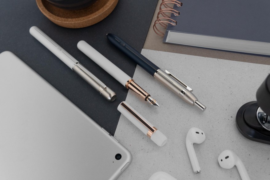 3 Schreibgeräte der Linie design03von Otto Hutt liegen neben einem Laptop, In-Ear Kopfhörern und einem Tacker auf dem Tisch.