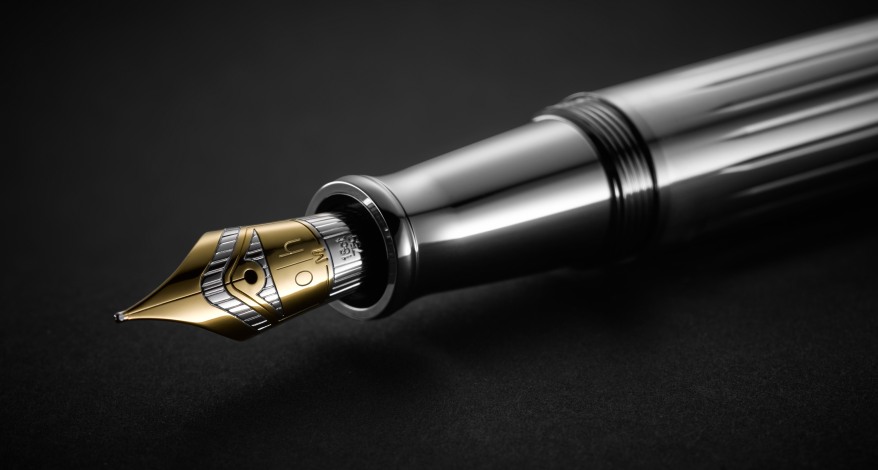 Nahaufnahme eines Schaftes eines Otto Hutt Füllers mit goldener Feder.