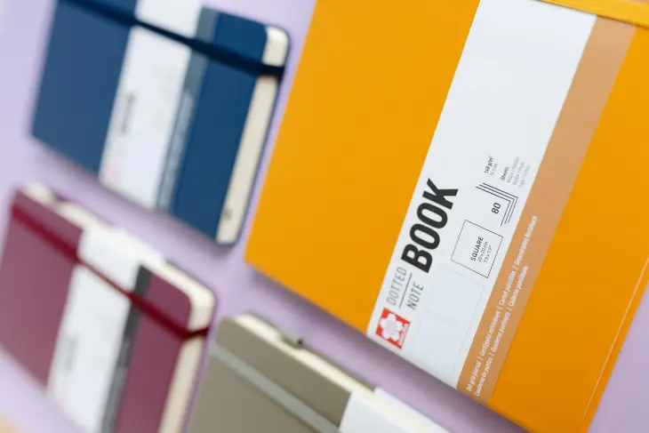 Verschiedene bunte Notizbücher von Sakura liegen nebeneinander