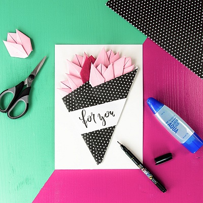 DIY-Karte mit Origami-Blumen und Aufschrift „for you“ auf buntem Untergrund