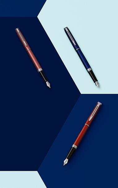 Drei Füller von Waterman auf blauen Waben.