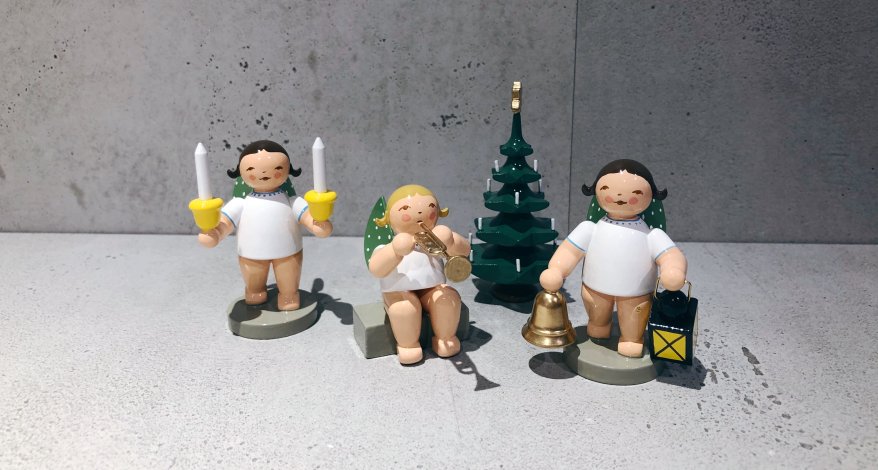 3 Wendt & Kühn Engelfiguren stehen auf einem Tisch