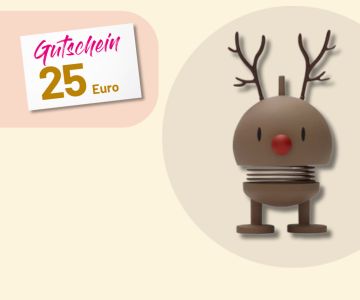 Tasse mit weihnachtlichem Motiv auf grünem Hintergrund