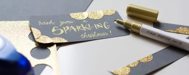 Mit goldfarben gestalteter Geschenkanhänger