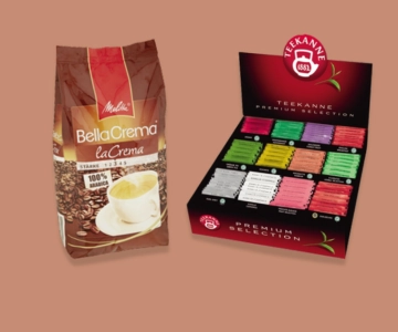 Kaffee und Tee vor braunem Hintergrund.