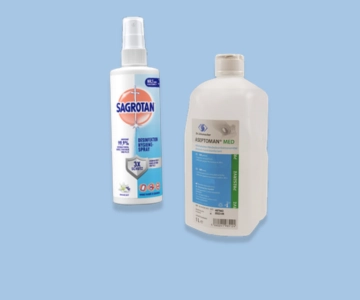 Desinfektionsmittel vor blauem Hintergrund.