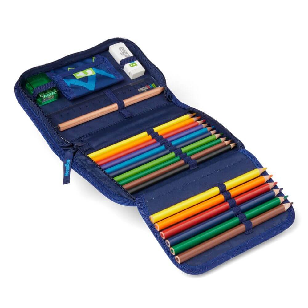 Ausgeklapptes Federmäppchen der Marke ergobag, befüllt mit diversen Buntstiften, Radiergummi und Spitzer.