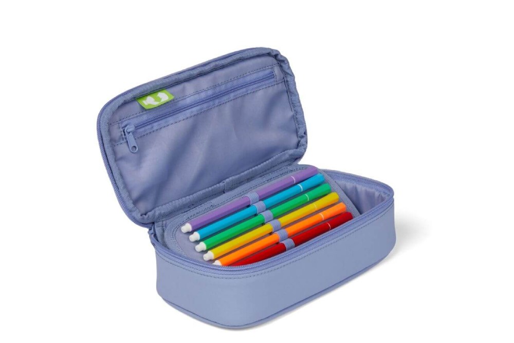 Eine lila aufgeklappe Schlamperbox der Marke ergobag, gefüllt mit Stiften.