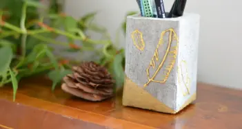 Entdecken Sie den vielseitigen Werkstoff Beton und gießen Sie sich Ihren eigenen Stiftebecher. Mehr dazu bei Wiederholdt in Göttingen und im Onlineshop.