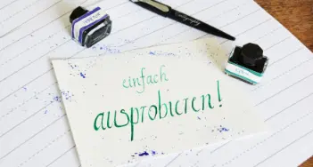 Kalligrafie ist alt und angestaubt? Von wegen! Wir erklären, wie man mit Tinte und Schreibfeder lettern kann. Bei Wiederholdt in Göttingen und im Onlineshop.