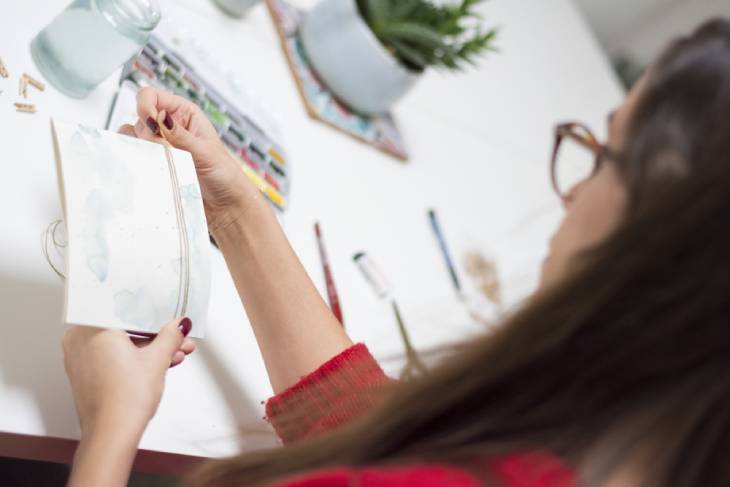 Karte mit Schnur wird von Bastlerin versehen