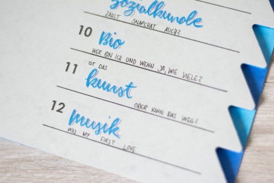 Ein Close-up einer Ordnungsmappe von Pagna, die belettert wurde.