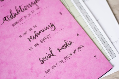 Eine beletterte Ordnungsmappe und Papiere.