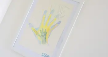 Gestalten Sie mit Buntstiften und Handabdrücken tolle Wanddeko für Ihre Familie! Bei Wiederholdt in Göttingen und im Onlineshop finden Sie alles für Ihre Umsetzung.