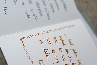 Ein Rahme wurde auf den Innenteil einer Karte gelettert. Daneben steht Text.