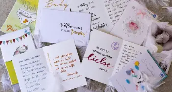 Gratulieren Sie den Eltern mit einer Grußkarte inkl. Spruch zur Geburt des Kindes. Anregungen finden Sie bei Wiederholdt in Göttingen und im Onlineshop.