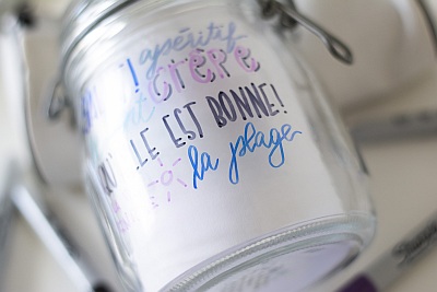 Nahaufnahme eines mit unterschiedlichen Schriftfonts beletterten Weckglases.