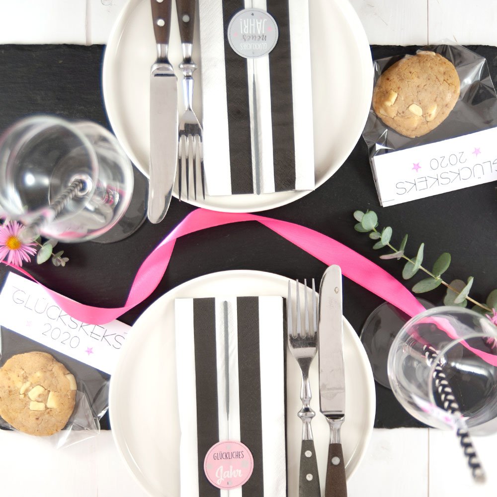 Festlich gedeckter Tisch mit Glückskeks