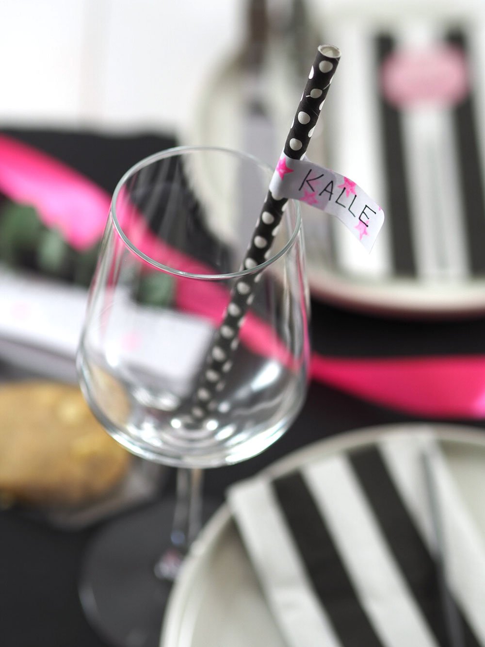 Trinkhalm im Glas mit Namensschild „Kalle“