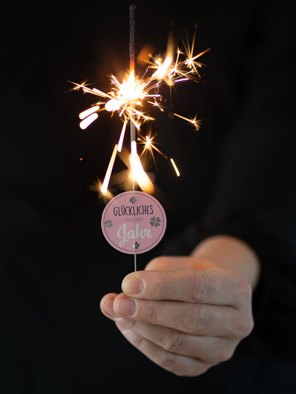 Brennende Wunderkerze mit Aufkleber „Glückliches neues Jahr“