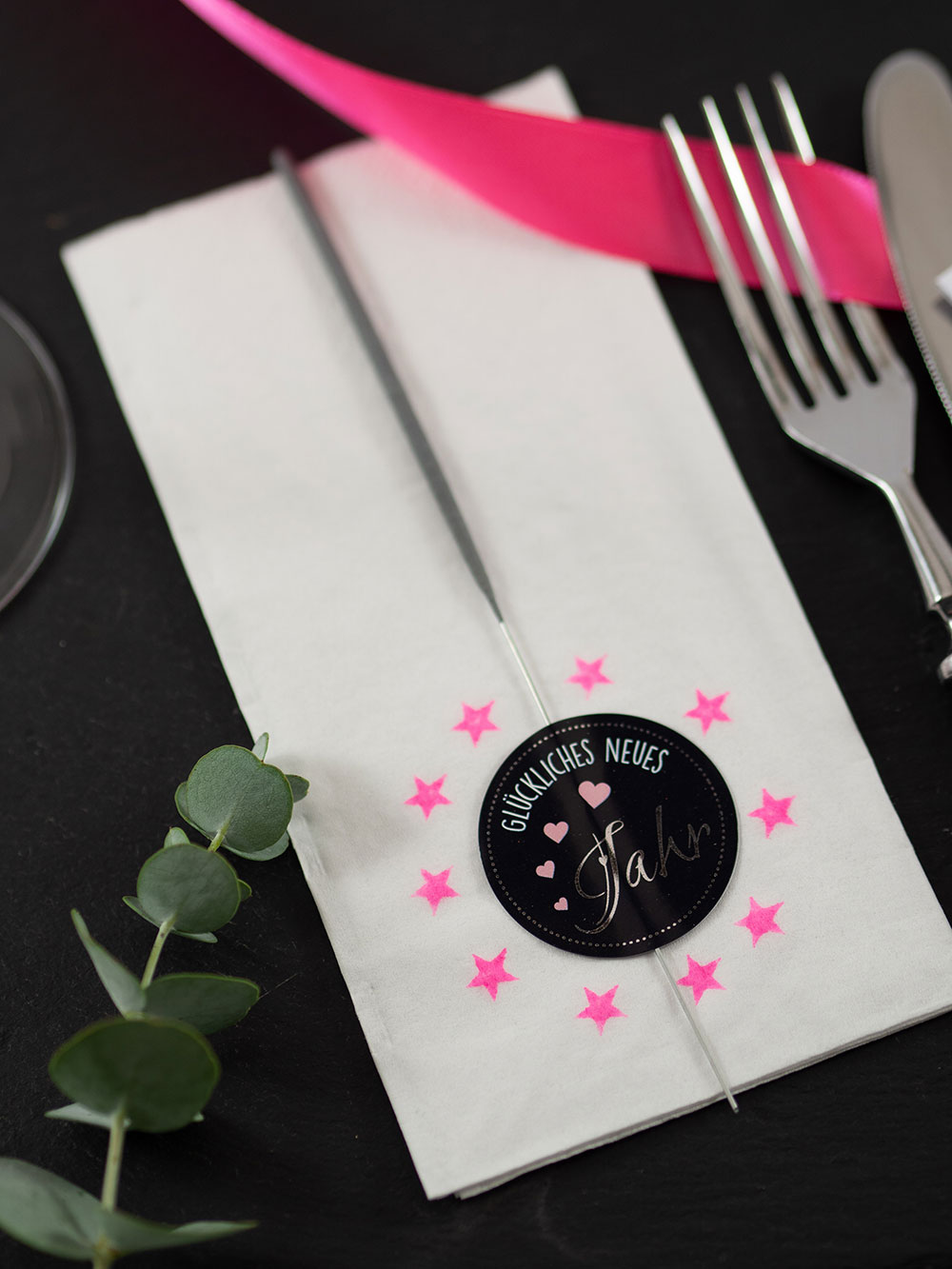 Serviette mit Wunderkerze und Neujahrs-Aufkleber