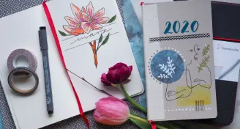Individuelle Monatsdeckblätter für Ihren Bullet Journal mit Handlettering, Aquarell oder Brush Pens gestalten. Mehr bei Wiederholdt in Göttingen und im Onlineshop.