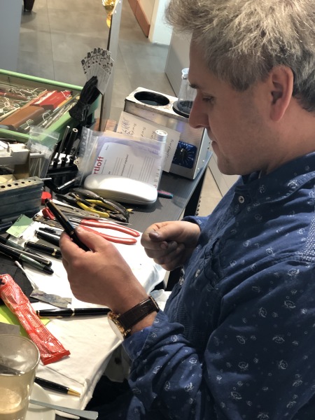 Jürgen Kuhse ist in seiner Werkstatt und repariert die Füller von Pelikan