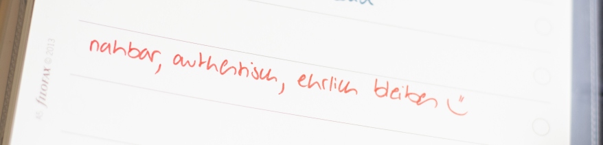 Nahaufnahme einer Notiz aus einem Kalender mit den Worten "nahbar, authentisch, ehrlich bleiben".