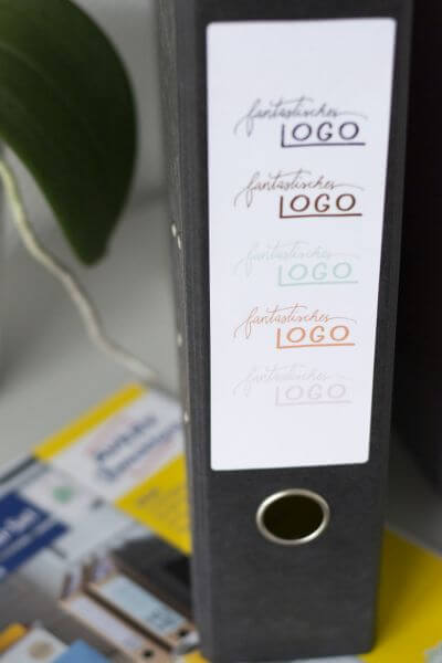 Schwarzer Ordner mit "fantastisches Logo" beschriftet