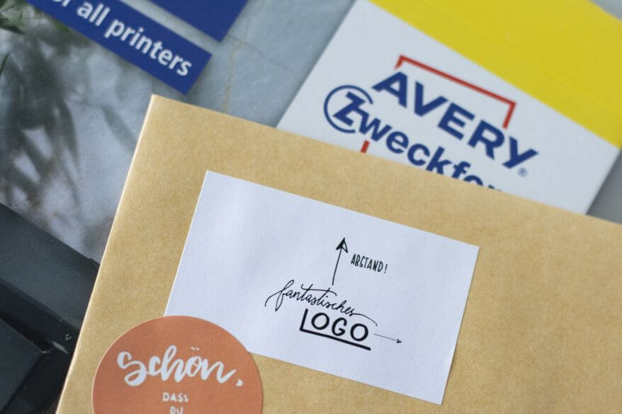 Etikett mit Logo und Markierung für Abstand auf Briefumschlag