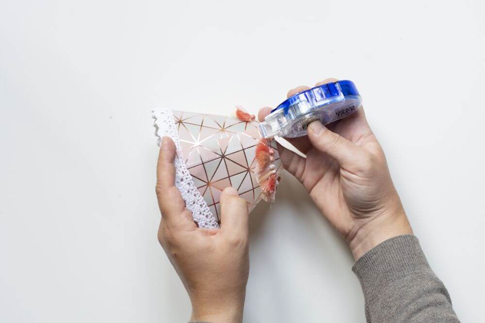 Buntes Transparentpapier wird zu einem kleinen Lampenschirm zusammengeklebt.