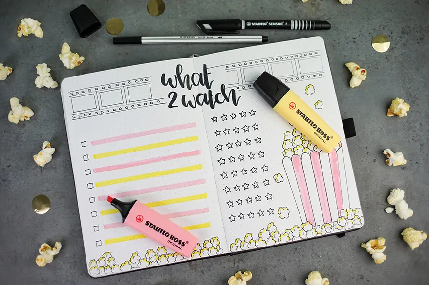 Blick in einen Film-Tracker in einem Bullet Journal, umgeben mit Stiften von STABILO