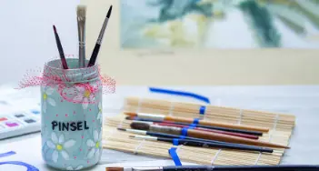 Wir zeigen Ihnen fünf geniale Hacks für Ihre Malpinsel – von der Reinigung bis zur Lagerung. Tipps bei Wiederholdt in Göttingen und im Onlineshop.