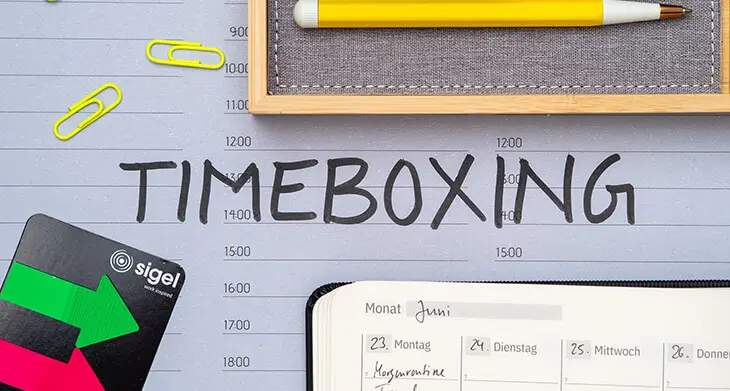 Auf einer Schreibtischunterlage von Sigel steht in großen, schwarzen Druckbuchstaben „Timeboxing“. Foto: Johanna Rundel
