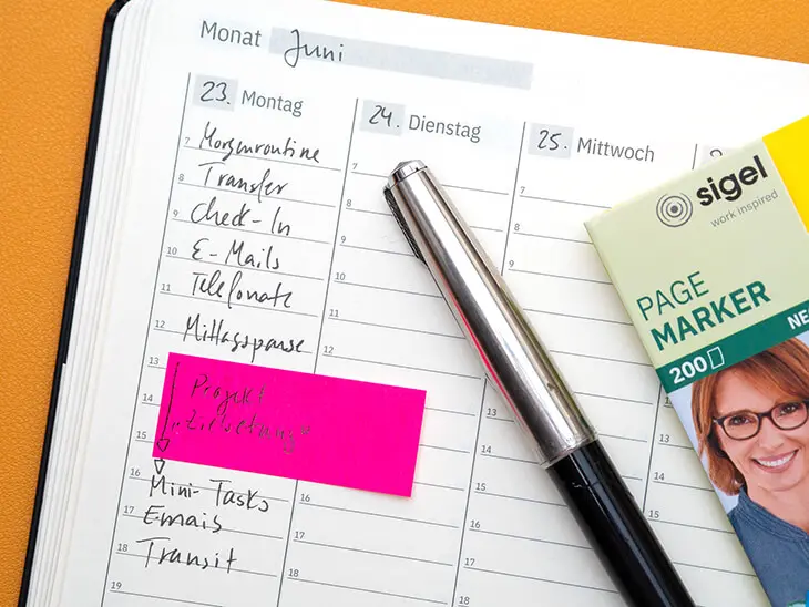 Ein undatierter Kalender von Sigel liegt auf einer gelben Schreibtischunterlage. Foto: Johanna Rundel