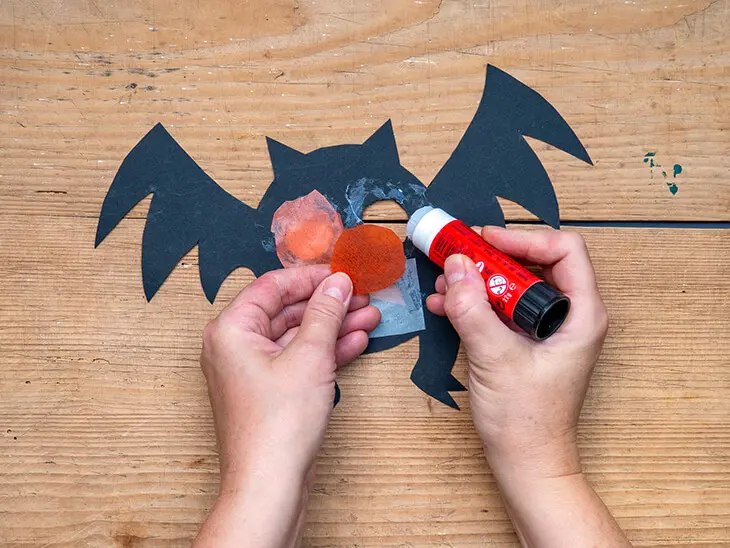 Jemand klebt Transparentpapier von HEYDA auf eine Fledermaus. Foto: Johanna Rundel)