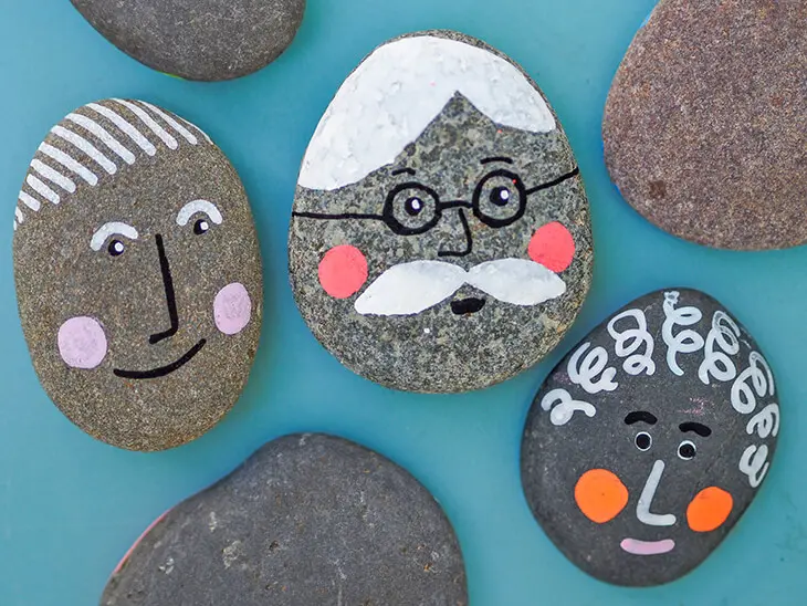 Auf drei Steine wurden mit POSCA-Markern Gesichter gemalt. Foto: Johanna Rundel