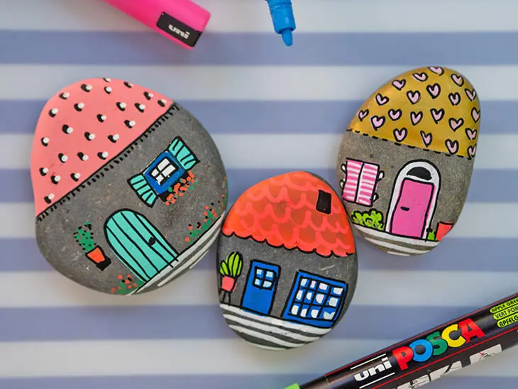 Auf drei Steine wurden mit POSCA-Markern Häuser gemalt. Foto: Johanna Rundel