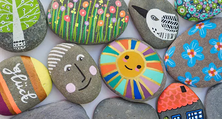 Mit POSCA-Markern bemalte Steine, liegen dicht nebeneinander. Foto: Johanna Rundel