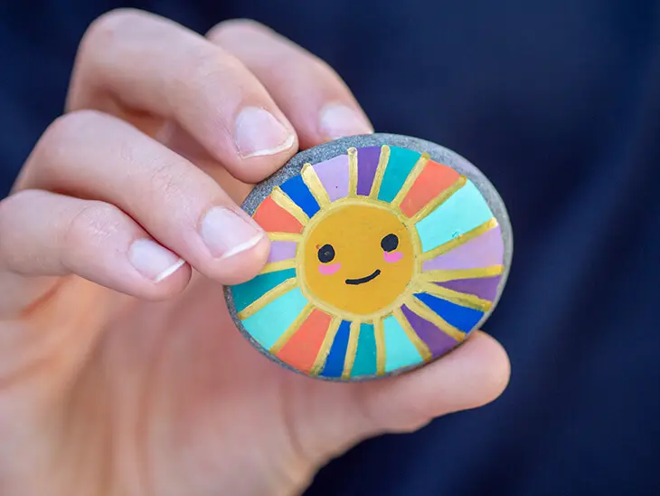 Auf einen Stein wurde mit POSCA-Markern eine Sonne gemalt. Foto: Johanna Rundel