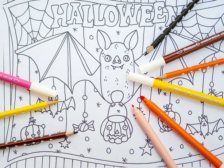 Stifte von Pelikan und herlitz liegen auf Halloween-Ausmalbild. Foto: Johanna Rundel