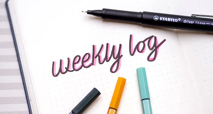 In ein BuJo wurde mit Stiften von STABILO „weekly log“ geschrieben. Foto: Johanna Rundel)