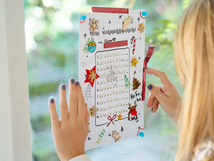 Mehrere Kinder halten ihre selbst gebastelten Wunschzettel in die Kamera. Foto: Johanna Rundel