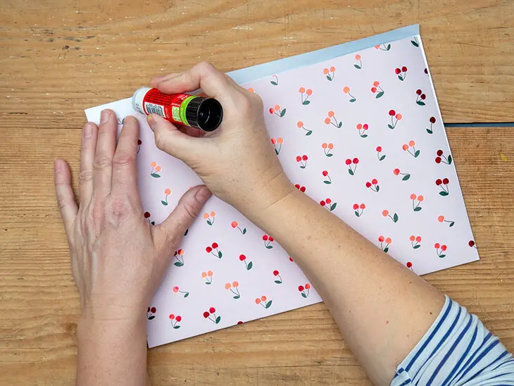 Jemand klebt ein rechteckiges Geschenkpapier von STEWO zusammen. Foto: Johanna Rundel