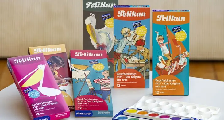 Ein offener Deckfarbkasten von Pelikan liegt auf einem ausgemalten Osterhasenbild. Foto: Johanna Rundel