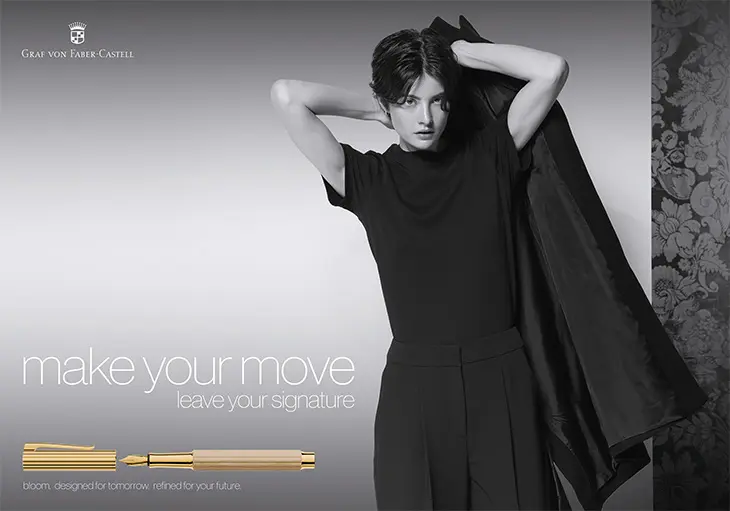 Schwarz-weiß Bild einer jungen Frau. Im Vordergrund ist der Füllhalter Bloom von Graf von Faber-Castell abgebildet mit dem Text „Make your move, leave your signature